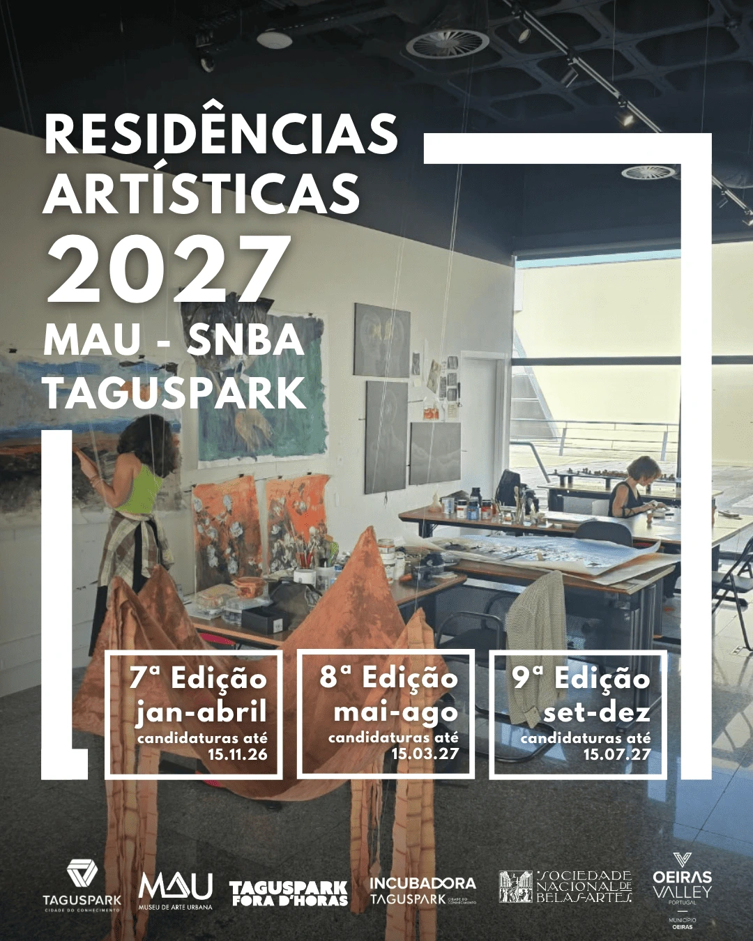Cartaz das Residências Artísticas 2027 do MAU, SNBA e Taguspark, com candidaturas até 15 de novembro de 2026 para a 7.ª edição, até 15 de março de 2027 para a 8.ª e até 15 de julho de 2027 para a 9.ª. Ao fundo, duas artistas trabalham num atelier.